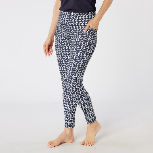 Swing Out Sister Soft-Stretch Leggings with Contour Seams in Navy